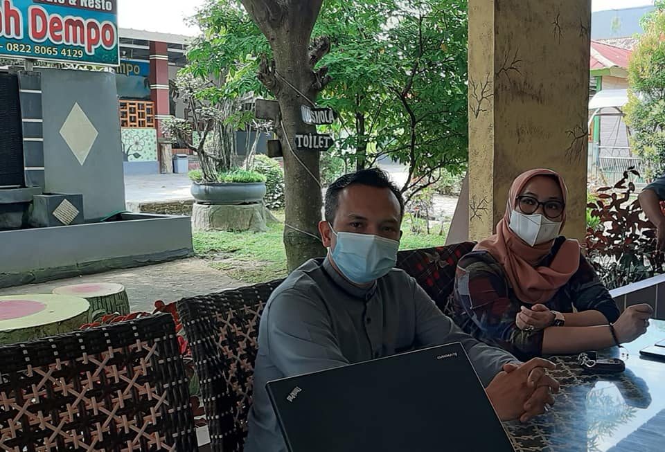 ManjauDesa's tweet photo. Diskusi bersama "Menumbuhkan UMKM Dari Desa" dengan Mbak Ela Siti Nuryamah Anggota Komisi XI DPR RI. Kegiatan ini dihadiri juga oleh Tenaga Pendamping Profesional, Pegiat Desa, dan sahabat dari Lingkar Desa.
@kemendespdtt 
@DPR_RI 
@ojkindonesia 
@TppLampung 
@Ibnuwalidin_lpg https://t.co/CeNgCZ1RrA