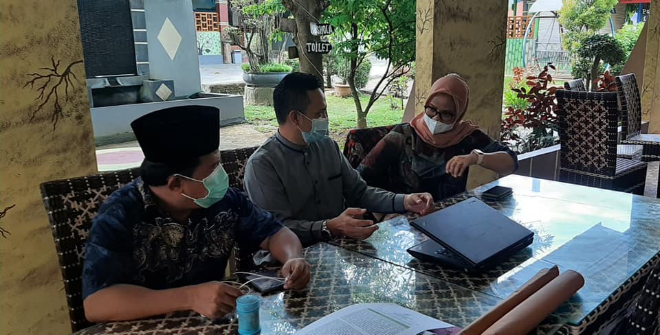 ManjauDesa's tweet photo. Diskusi bersama "Menumbuhkan UMKM Dari Desa" dengan Mbak Ela Siti Nuryamah Anggota Komisi XI DPR RI. Kegiatan ini dihadiri juga oleh Tenaga Pendamping Profesional, Pegiat Desa, dan sahabat dari Lingkar Desa.
@kemendespdtt 
@DPR_RI 
@ojkindonesia 
@TppLampung 
@Ibnuwalidin_lpg https://t.co/CeNgCZ1RrA