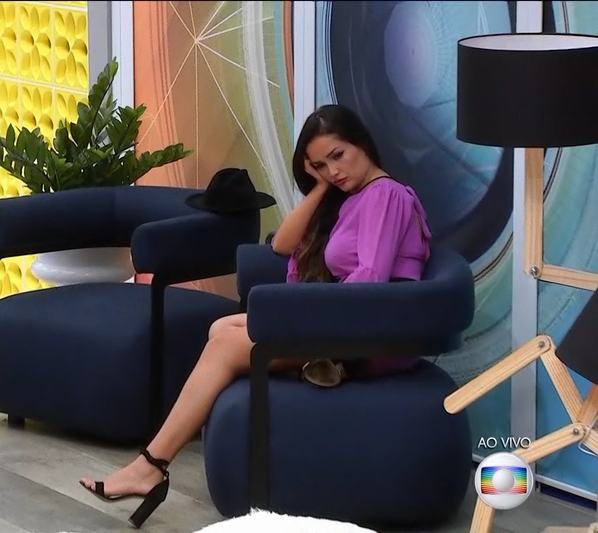 HugoGloss's tweet photo. Juliette sentada sozinha é essa vibe pura: #BBB21 https://t.co/2zXjx4Plq2