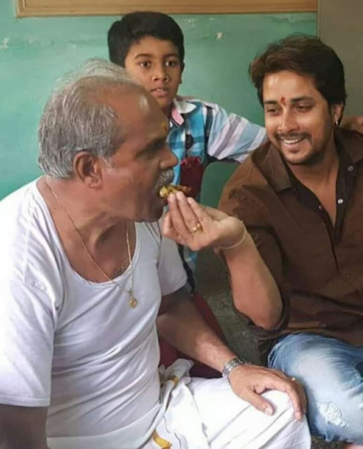 StylishstarPrem's tweet photo. ಇವತ್ತು ನಮ್ಮ ಮನೆ ದೇವ್ರು ಹುಟ್ಟಿದ ಹಬ್ಬ. Happy Birthday ಅಪ್ಪ. Love U. 
#STAYLOVELY https://t.co/omLcnRAfsD