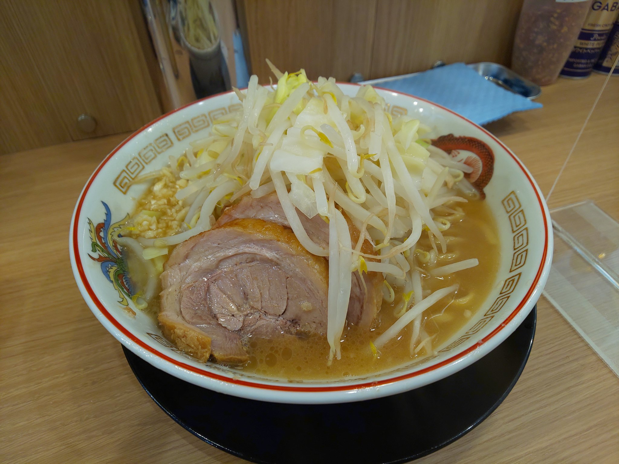 やむ 駿河台下交差点の小諸そば跡地に本日オープンした ラーメン豚山 で小ラーメン 麺250g豚2枚 ニンニク少なめ780円 ミニラーメンもあるので女性 でも安心して食べられます 女性客はいませんでしたけど ラーメン 二郎系 神保町 神保町ランチ