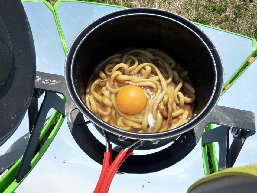 haruki_z's tweet photo. お天気の土曜日。密を避けて荒川の土手へ自転車で行ってきました。
かーちゃんに「また?」と後で呆れられましたが、メニューは目玉焼きハンバーグとカレーうどん。
食後は紅茶にしました。カップ&ソーサー忘れて、チタンのマグカップなのが残念w
#ソーラークッカー #SolSource sport https://t.co/myQrenSka6