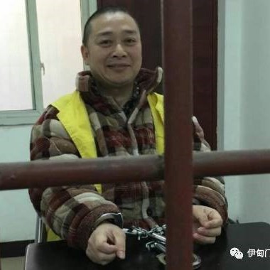 陈犯云飞再次被抓，源于他坚持不禁声，不配合，不妥协的三不政策。云飞兄的母亲已经八十多岁了，云飞还是采取如此做法，是不孝，但从另一方面来讲，又是一种大孝，是对天下所有母亲能老有所养的大孝。云飞兄曾经历了地狱一般的日子，但是其性格还是一如既往地开朗豁达，那是一种对信仰的自信…
