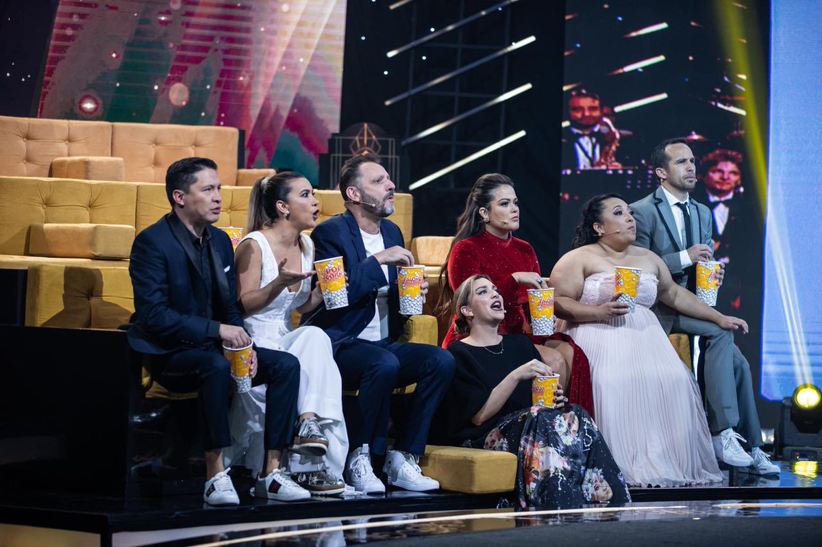 Mariazelzel's tweet photo. Un domingo diferente.... 

Ya comenzó @MeCaigoDeRisa por 📺 🌟 @Canal_Estrellas 

RT 🔁 Si nos estás viendo #MCDRLaGala https://t.co/r20SSnzJsz