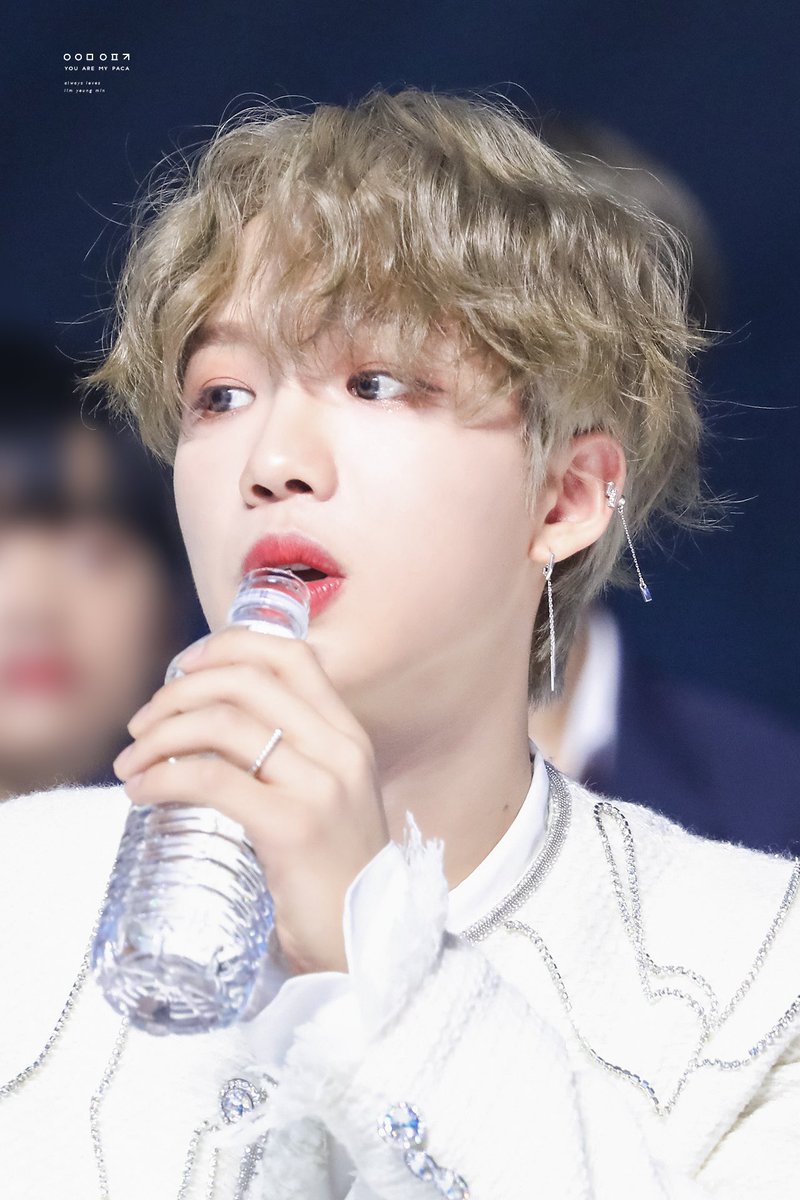 YOUAREMYPACA's tweet photo. 191116

월요일부터 예술처럼 물 마시는 영민이와 함께 달려 달려🌤🛫

#임영민 #영민 
#limyoungmin #youngmin https://t.co/amgz9aNrL5