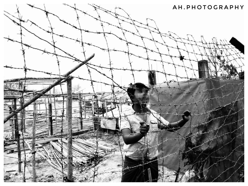 Abdulla_AH7's tweet photo. #Rohingya life in #Bangladesh refugee camp is like bird in cage.During accidents people can't go out to save lives. #RohingyaLifeMatter #BangladeshRefugeeCamp #RohingyaCampFire #RemoveFence @nslwin @ShibaniMahtani @poppymcp @AOC @jessica_olney_1 @fatihtaskirn @YasminJUllah https://t.co/KBqn5N5hyR