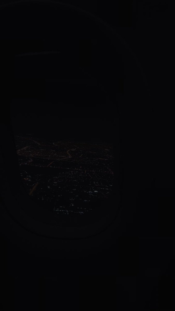 _m0s1's tweet image. انت لو تضحك بوسط العاصمه
تبتسم تبوك من نور الرياض 💙