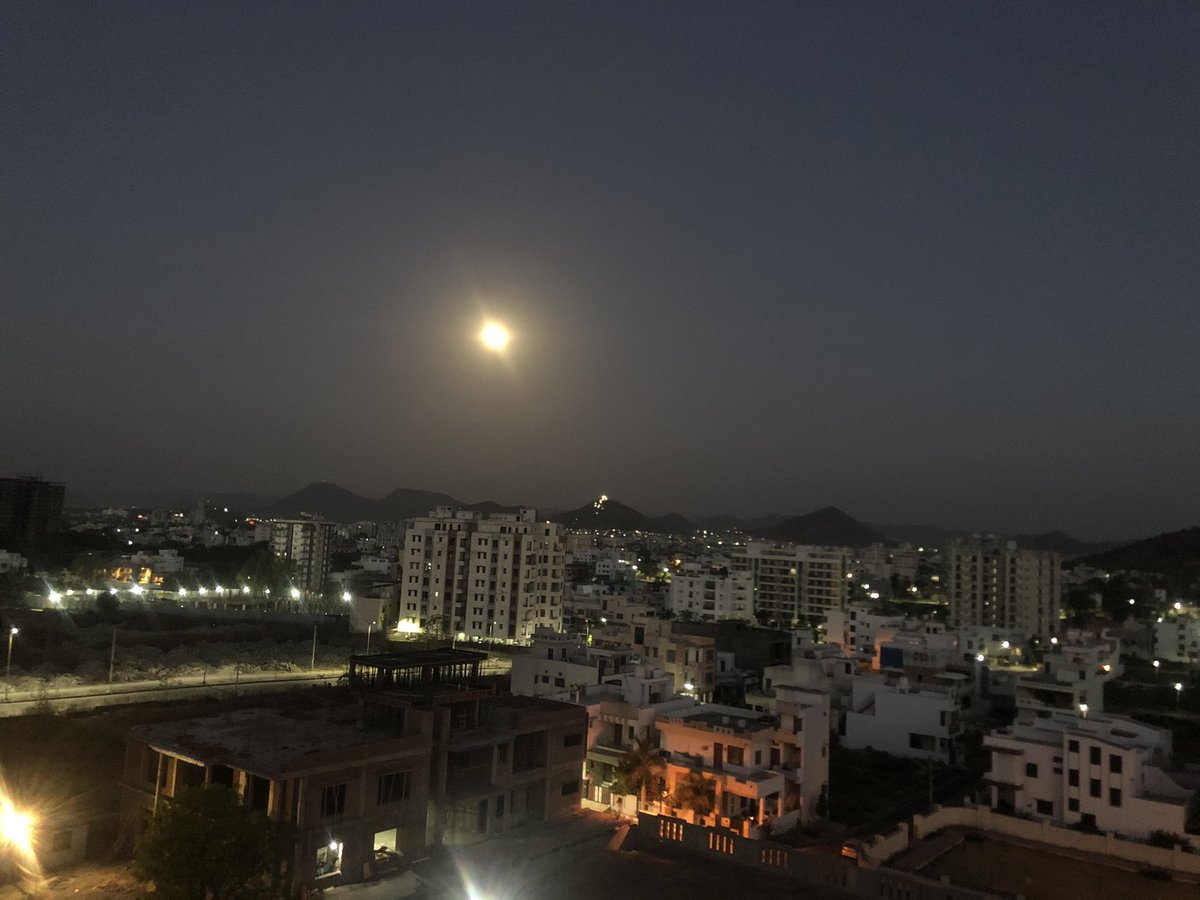 smitaparikh2's tweet photo. The early morning moon of Holi today, was wondering how many pics @itsSSR  wud have taken today and wud be so happy like a kiddo to see this sheer beauty of universe, holi is not happy any more 💔💔  "SSR K Rang Me SSRians" https://t.co/yxbw25bGkA