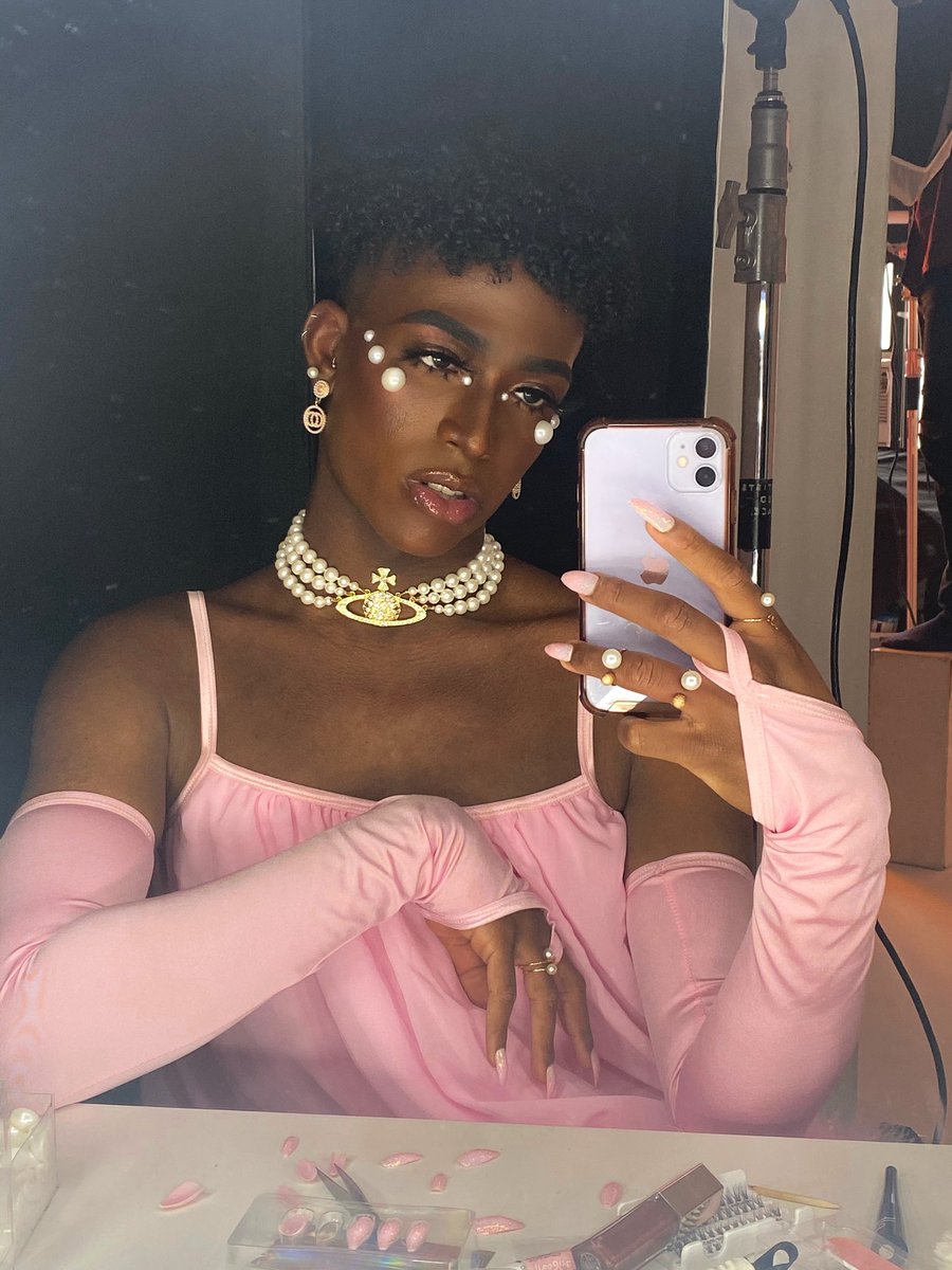 LIQUORICEBlTCH's tweet image. I’d like for you to meet my friend—her name’s Vivienne. 💕✨💕