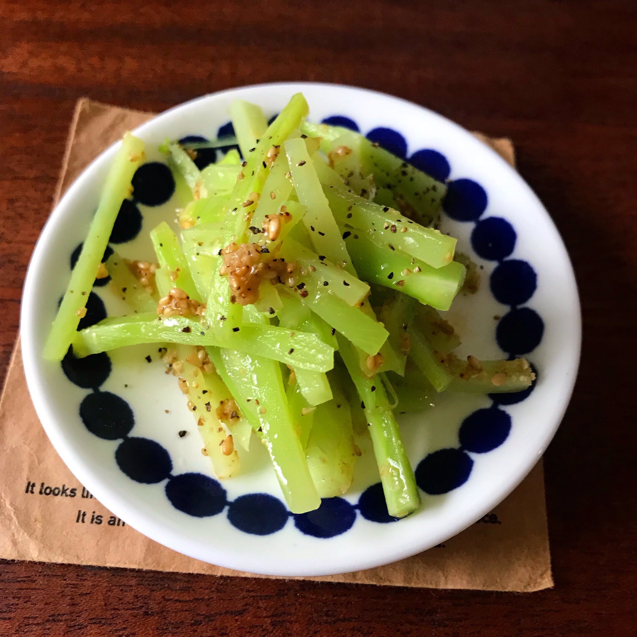 山本ゆり Syunkon レンジは600w On Twitter 栄養豊富なブロッコリーの茎でおつまみ 茎1本は皮を厚めに削ぎ細切りで耐熱容器に 水大さじ1をかけ ふわっとラップ2分チン 顆粒鶏ガラ小さじ1 2 すりごま ごま油各小さじ1 塩胡椒少々 で和え好みで黒胡椒