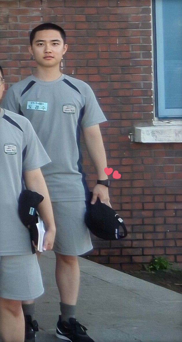 iCH4NY0U's tweet photo. En Corea hay una tradición hombre a hombre donde la persona que hizo todo su SM le da un objeto que usó en todo el trayecto, significa buena suerte, salud y protección.

Por eso Kyungsoo le dio su reloj a Chanyeol, ya que es el mismo que usaba en el servicio militar. https://t.co/HBjeiXmcOV