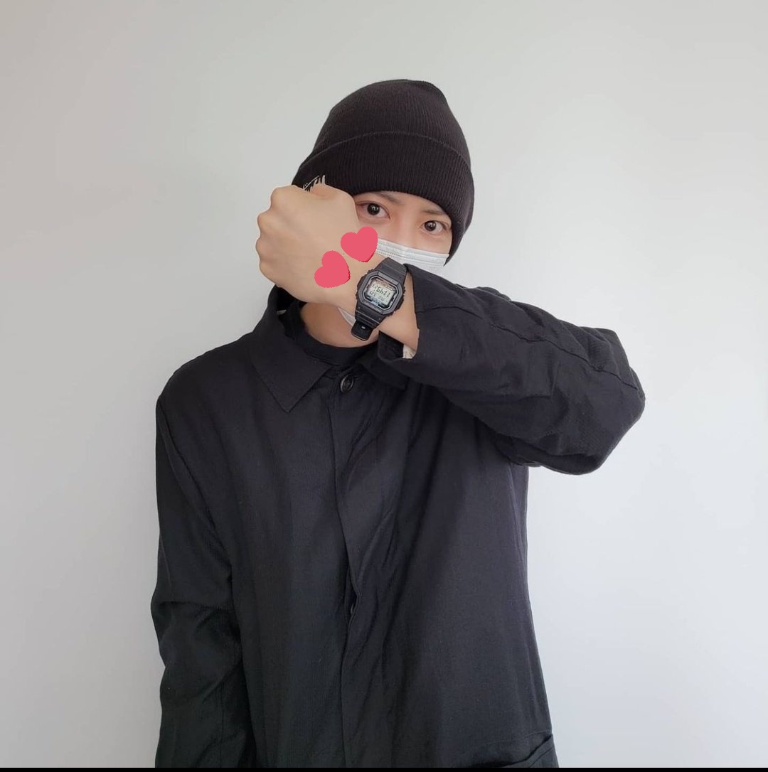 iCH4NY0U's tweet photo. En Corea hay una tradición hombre a hombre donde la persona que hizo todo su SM le da un objeto que usó en todo el trayecto, significa buena suerte, salud y protección.

Por eso Kyungsoo le dio su reloj a Chanyeol, ya que es el mismo que usaba en el servicio militar. https://t.co/HBjeiXmcOV