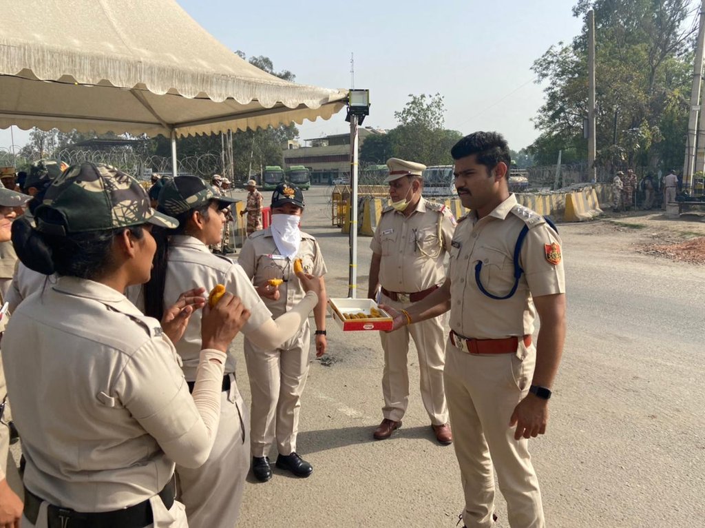 dcp_outernorth's tweet photo. #KeepingDelhiSafe
#StayAlertStaySafe
On the occasion of #Holi, sweets distributed to the deployed staff at Singhu border and adjoining areas.
#WearAMask
#WashYourHands
#SocialDistancing
@LtGovDelhi
@CPDelhi 
@SanjaySingh_IPS 
@ssyips 
@DelhiPolice https://t.co/8mkxhXpk8v