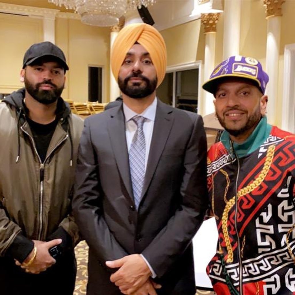 Atul_Sharma946's tweet photo. Happy birthday to @BabbuMaan #PAJI🤗 te malak hmesha chrdi kla ch rkhe🙏 kr dyo fr #Dhmaka🔥 the real #MAHARAJA👑@jazzyb #PAJI🤴 #music #Man👨 @HarjNagra #PAJI #harrychahalll #PAJI @truerootrecords https://t.co/JV2uPvKpln