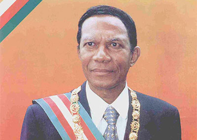 En ce jour de deuil national, l'Ambassadeur de France Christophe Bouchard : "j'adresse toutes mes condoléances à la famille du Président Ratsiraka et au peuple malgache. Le President Ratsiraka aura marqué l'histoire de Madagascar."