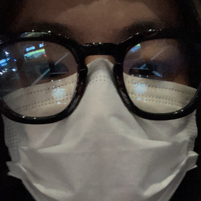 안경에 비친.... 아마도편의점