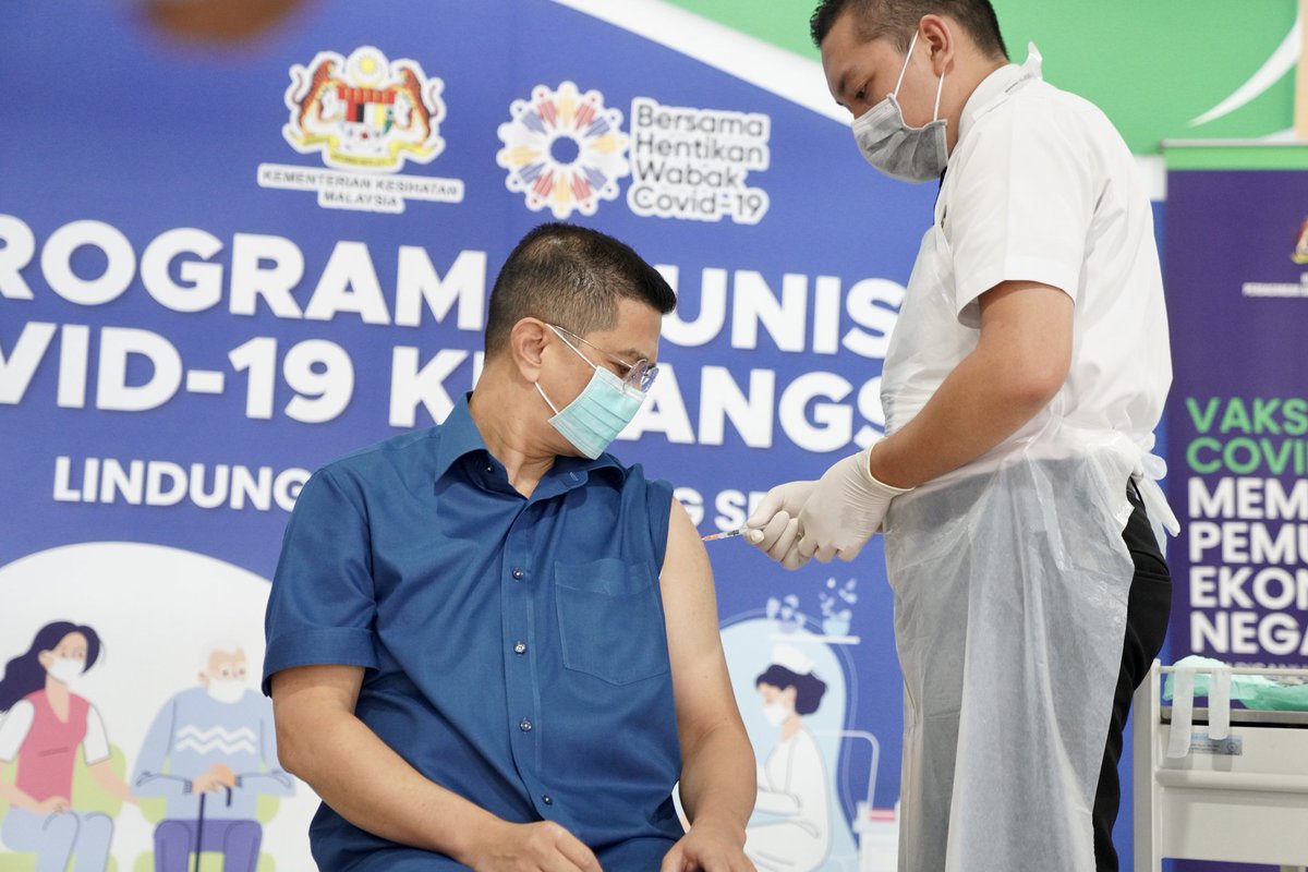 AzminAli's tweet photo. Syukur telah menerima suntikan dos ke-2 vaksin COVID-19. Terima kasih Dr. Rozita Zakaria dan pasukan yang membantu memudahcara urusan pengambilan vaksin. Saya berasa lebih yakin untuk mengetuai misi perdagangan dan pelaburan ke Korea dan Jepun yang akan datang. https://t.co/gz7lDu0R79