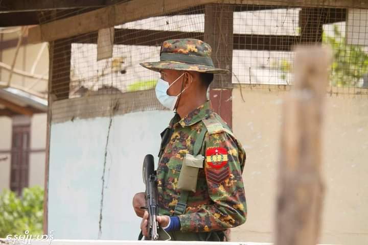 MyintMoHan3's tweet photo. @MarkCutts Now it is happening in Myanmar!
The Badge is showing the Rod of Asklepius!
I dont know what kind of soldier but surely the Asklepius rod is the Symbol of Medical Profession of saving life!
In stead, they are killing brutally, abhorrently and inhumanely!
#CrimesAgainstHumanity https://t.co/chvwvGqkVh