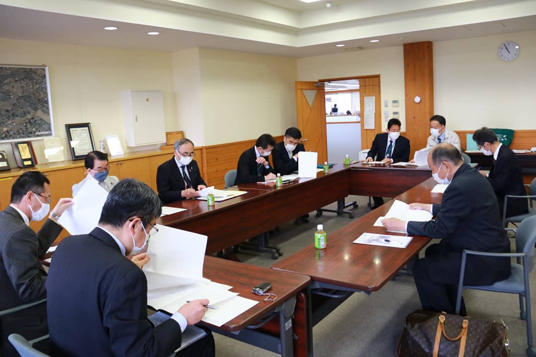 新井 康之 宮代葉菜育苗センター設立 徳島県の 竹内園芸様が 新会社を設立し字東地内で 野菜苗等の生産を開始します それに先立ち 宮代町における 企業 法人等の農業経営参入に 関する協定 に調印し 町農業支援 雇用の確保等が約束されました 新井 康之 宮代葉菜育苗センター設立 徳島県の 竹内園芸様が 新会社を設立し字東地内で 野菜苗等の生産を開始します それに先立ち 宮代町における 企業 法人等の農業経営参入に 関する協定 に調印し 町農業支援 雇用の確保等が約束されました