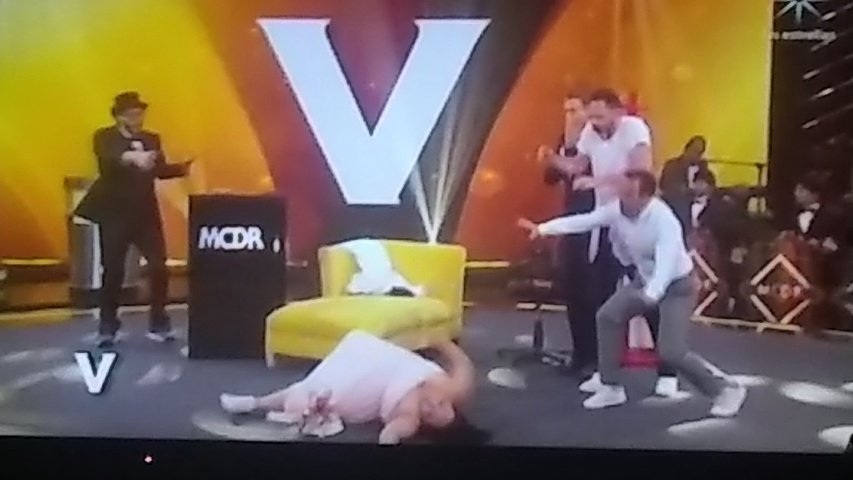 Azu_Ramleza's tweet photo. @MeCaigoDeRisa @fastlicht @elguana7 #MCDRLagala Muriendo de risa y admirando el talento para la improvisación y el canto https://t.co/tokr4Cr6pS
