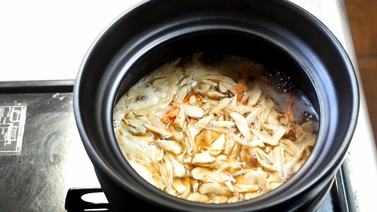 筋肉料理人 藤吉和男 あさりの炊き込みご飯です 土鍋で炊いたご飯は美味しいとよく言われますが ご飯炊き用の土鍋で炊くと本当に 美味しいご飯が炊けます このレシピではあさりを酒蒸しして出汁を取り その出汁を味付けしてご飯を炊きました めっちゃ