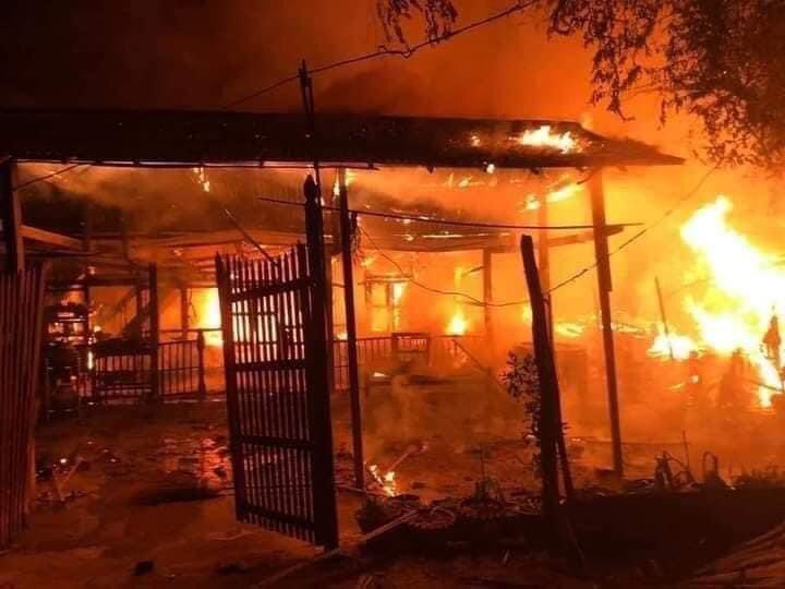 Harry20167811's tweet photo. The military burned down people’s houses in Myingyan , Myanmar #WhatsHappeningInMyanmar #March29Coup https://t.co/Ab2PKn7tKr