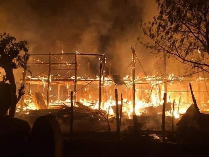 Harry20167811's tweet photo. The military burned down people’s houses in Myingyan , Myanmar #WhatsHappeningInMyanmar #March29Coup https://t.co/Ab2PKn7tKr