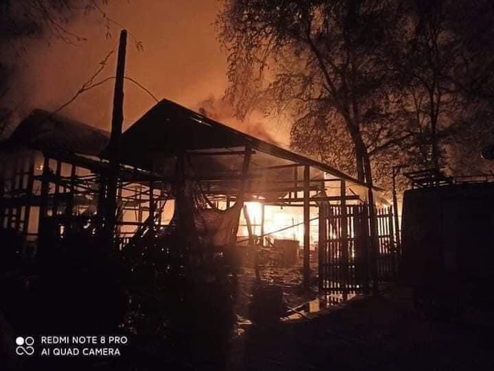 Harry20167811's tweet photo. The military burned down people’s houses in Myingyan , Myanmar #WhatsHappeningInMyanmar #March29Coup https://t.co/Ab2PKn7tKr