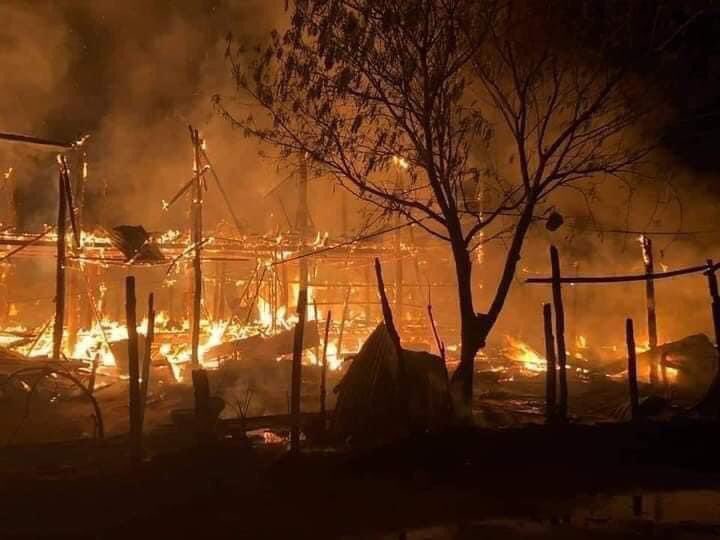 Harry20167811's tweet photo. The military burned down people’s houses in Myingyan , Myanmar #WhatsHappeningInMyanmar #March29Coup https://t.co/Ab2PKn7tKr
