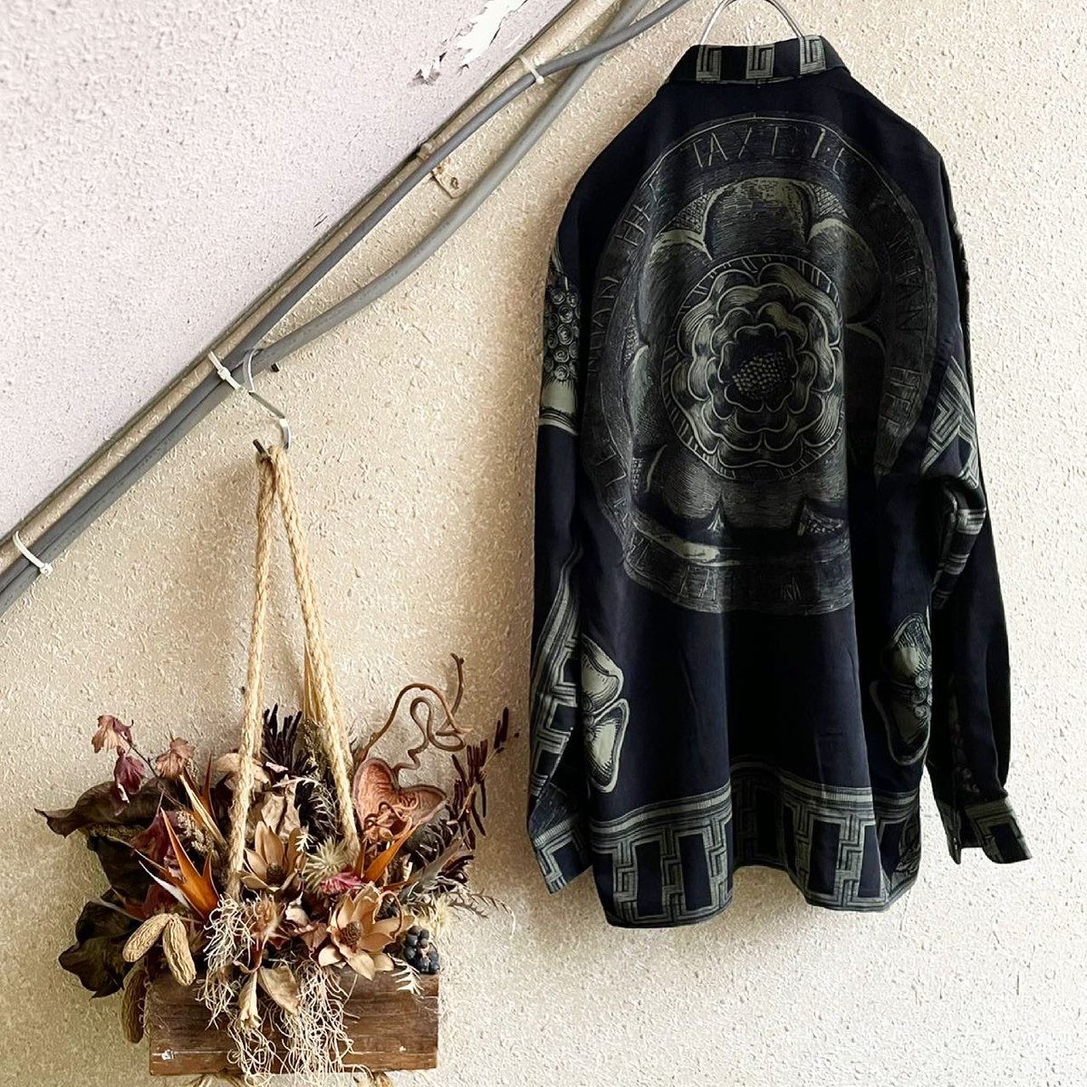 Epic_used's tweet photo. #blackshirt
#patternshirt
#symmetry
#左右対称の黒柄シャツ
#背面も迫力のある大花
#滑らかでシワになりにくいポリシャツです
3月29日(月)
Epic. OPEN🚪
☀️14:00-20:00🌖 https://t.co/cA8Tk9IbPF
