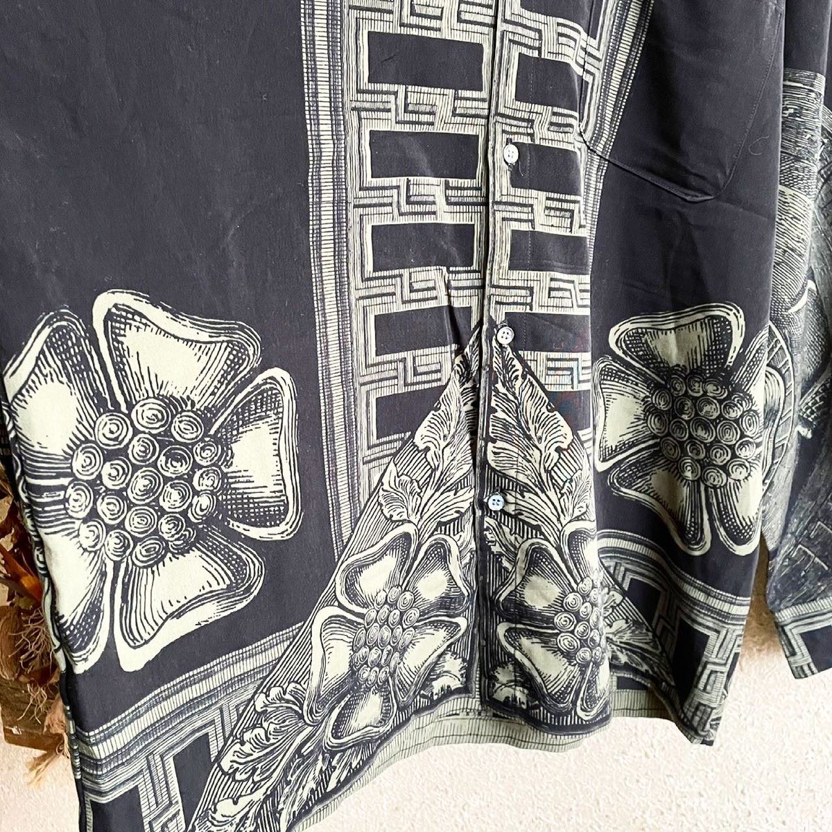 Epic_used's tweet photo. #blackshirt
#patternshirt
#symmetry
#左右対称の黒柄シャツ
#背面も迫力のある大花
#滑らかでシワになりにくいポリシャツです
3月29日(月)
Epic. OPEN🚪
☀️14:00-20:00🌖 https://t.co/cA8Tk9IbPF