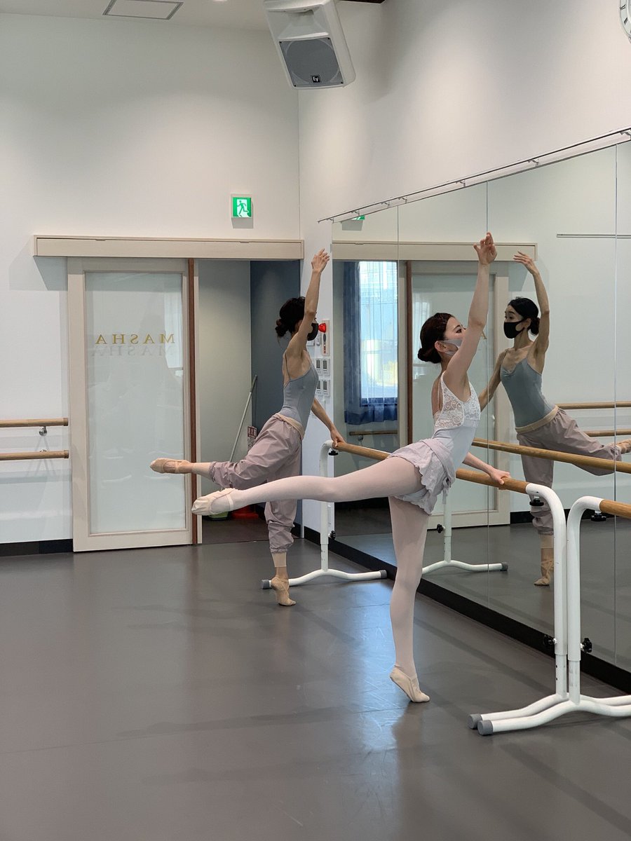 Masha Ballet School エレガンスクラス 大人のためのバレエ バレエで綺麗を磨こう 丁寧な指導で 初めての方でも安心して受講して頂けます 新入生募集中 只今 春のご入会キャンペーン実施中 入会金10 000円 無料 バレエ バレエスクール 池田