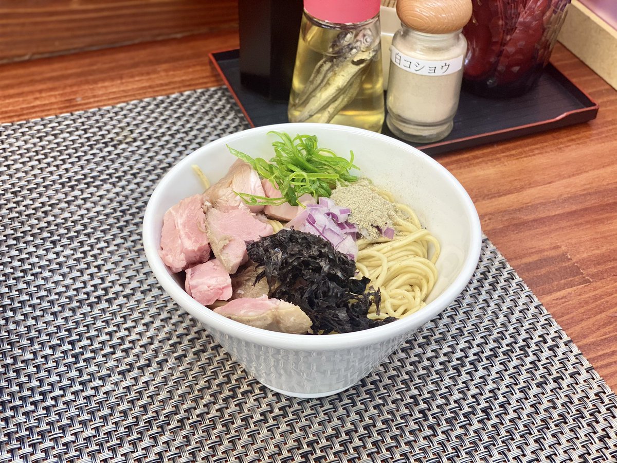 suumenstagram's tweet photo. 麺や睡蓮@八王子元本郷

【限定】特攻ギンギラ煮干し ¥2,000
◇ギンギラ専用和え玉 ¥250
◇アーリーレッド ¥130

ぶっこみのギンギラ！
この一杯に煮干し1.8kgを使ってる特別仕様のギンギラ煮干し🐟
しょっぱい！エグい！だけど美味い！
今日1日はゲップが煮干し臭くてゴメンなさい🥺 https://t.co/g8UpHNsWTr