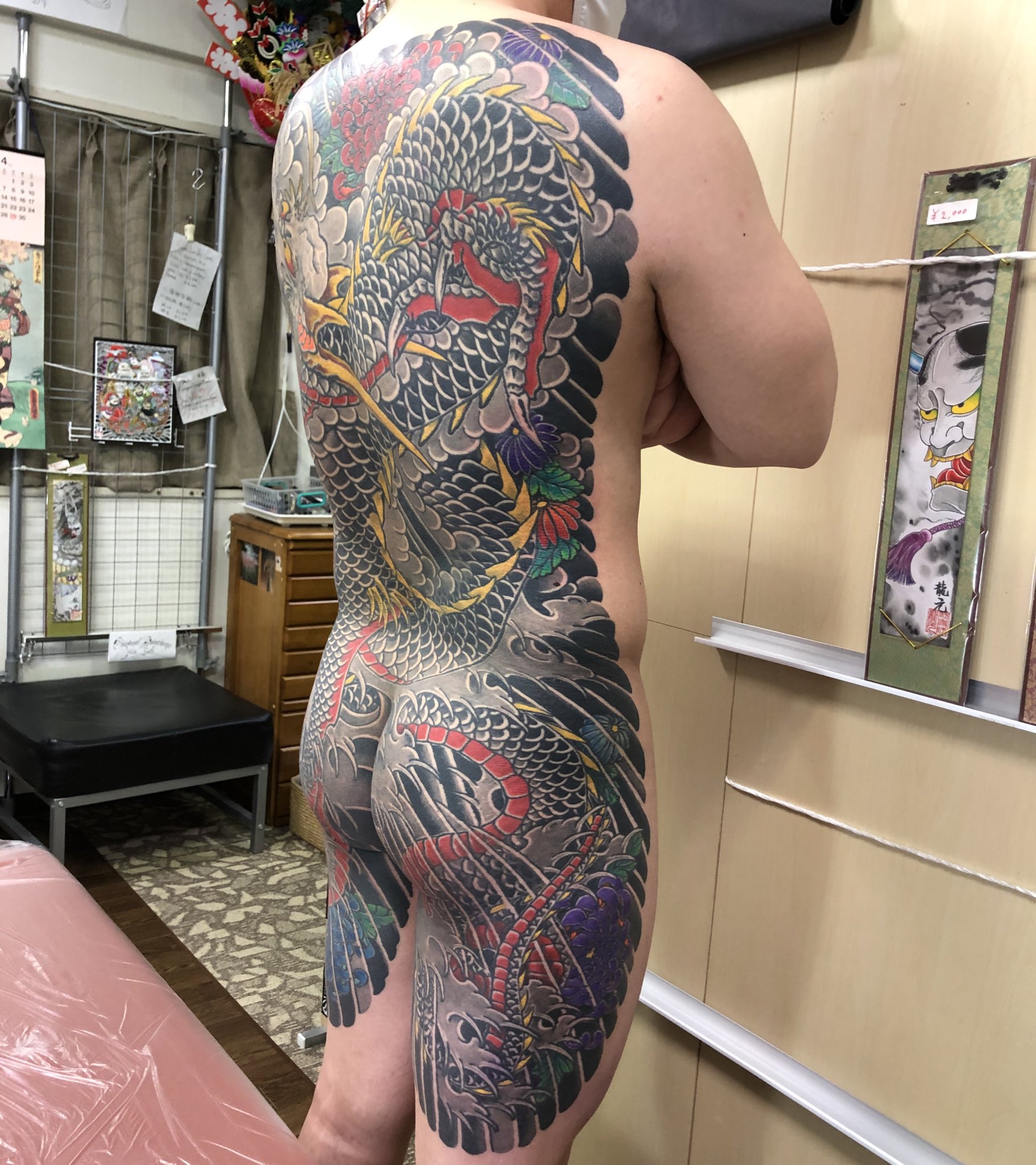 手彫り刺青師 龍元 昇龍 Rising Dragon 背中額彫り Fullbackpiece 龍 Dragon 昇龍 刺青 Traditionaljapanesetattoo Japanesetattoo 和彫り Wabori 彫り物 彫物 手彫り 龍元 Horimono Tebori Ryugen T Co Vfin6zgxho Twitter