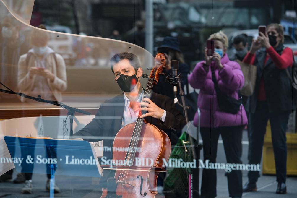 Músicos en Nueva York se toman vitrinas de tiendas para convertirlas en escenarios emergentes ► ow.ly/qfwH50EaDEf