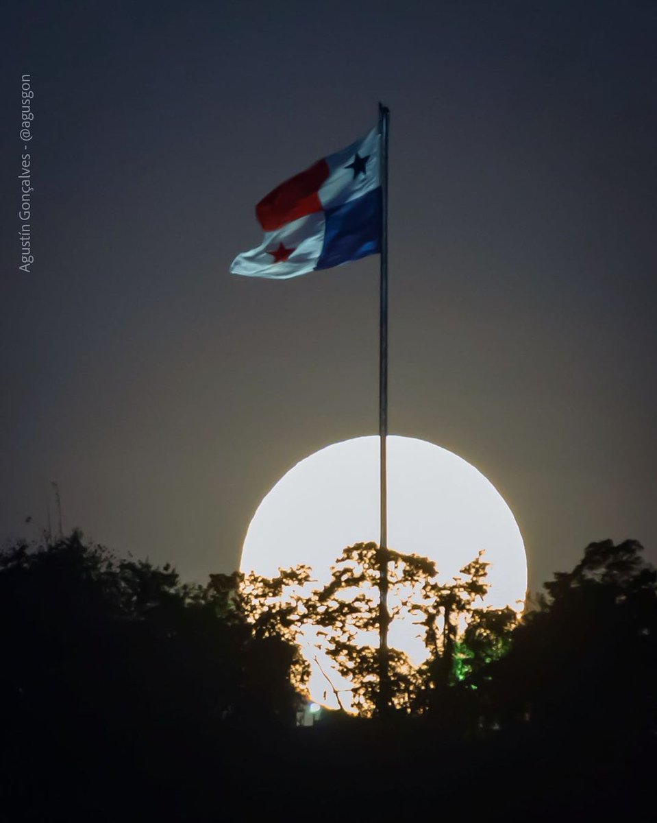 tvnnoticias's tweet photo. Imagen captada por @agusgon de la luna llena y la Bandera de Panamá ¿Qué te parece? #NoticiasTVN https://t.co/eoXSIigjbK