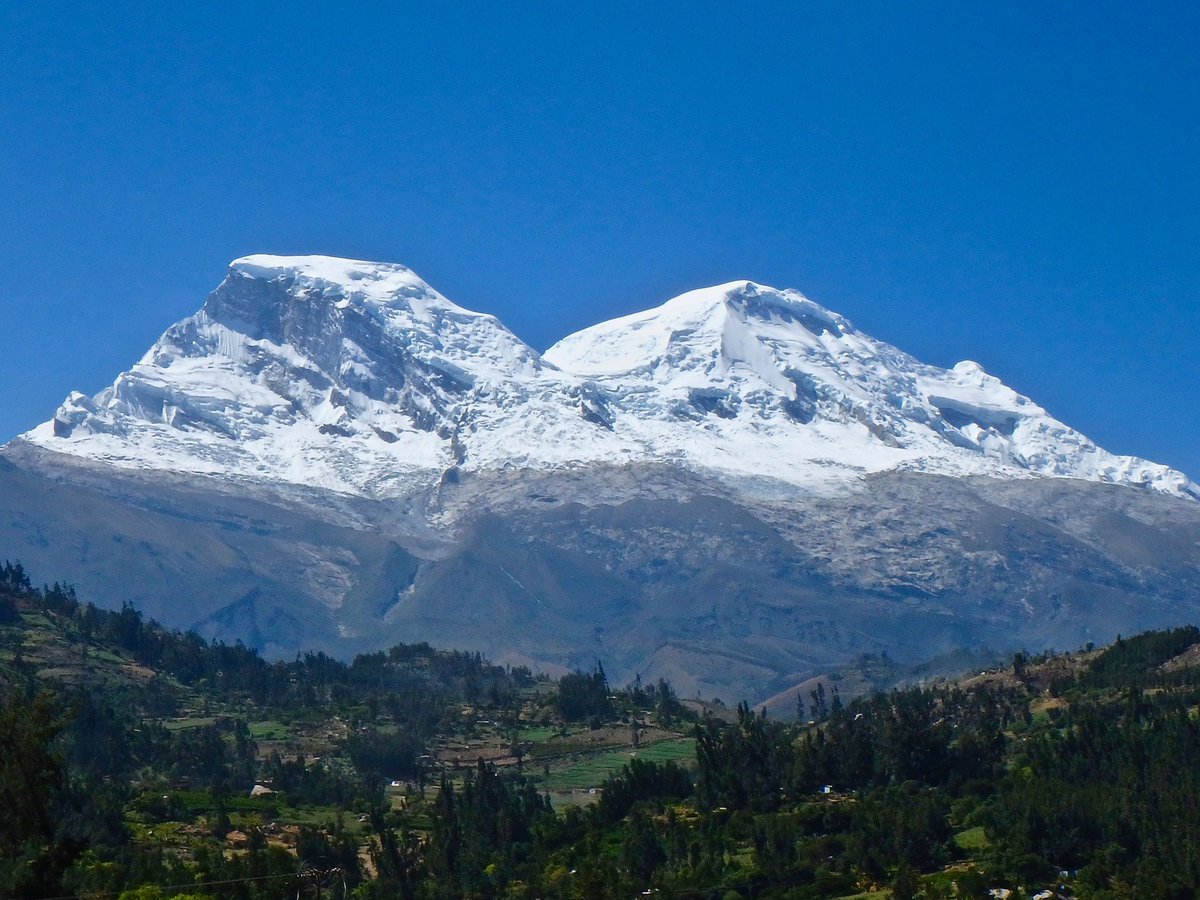This evening we're going to Huascarán National Park. It's made up of most of the Cordillera Blanca,the world's highest tropical mountain range,part of the central Andes Mountains. It was designated as a UNESCO World Heritage Site in 1985. It's about 93 miles long & 16 miles wide.