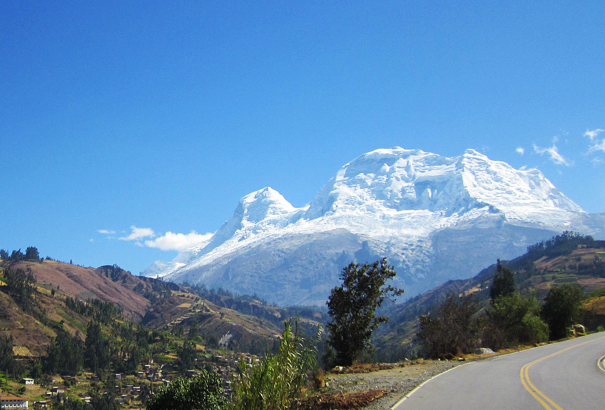 This evening we're going to Huascarán National Park. It's made up of most of the Cordillera Blanca,the world's highest tropical mountain range,part of the central Andes Mountains. It was designated as a UNESCO World Heritage Site in 1985. It's about 93 miles long & 16 miles wide.