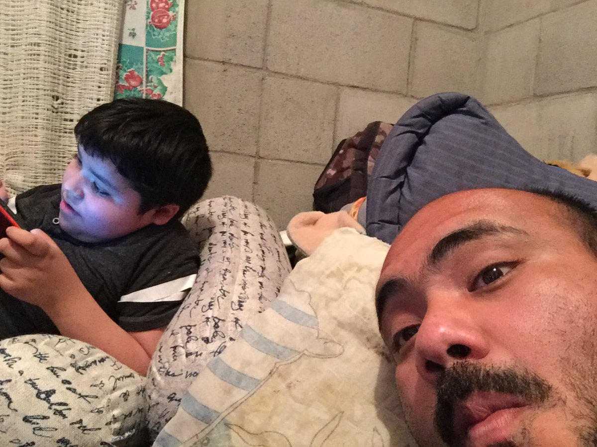 al_garciam's tweet photo. Con mi sobrino. No se quien es el mono en la foto. #QueMono estar viendo películas buenas. https://t.co/Bre7CqQIKr