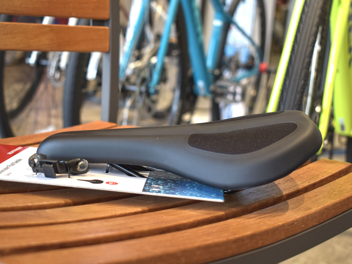 自転車で遊ぼう バイクプラス 所沢店の商品入荷情報 この春クロスバイクを始めた方で お尻 の痛みが という方にオススメのサドル 久しぶりに入荷しました Bontragerのコミューターフルードサドル 特許取得のfluid技術で圧迫感を軽減