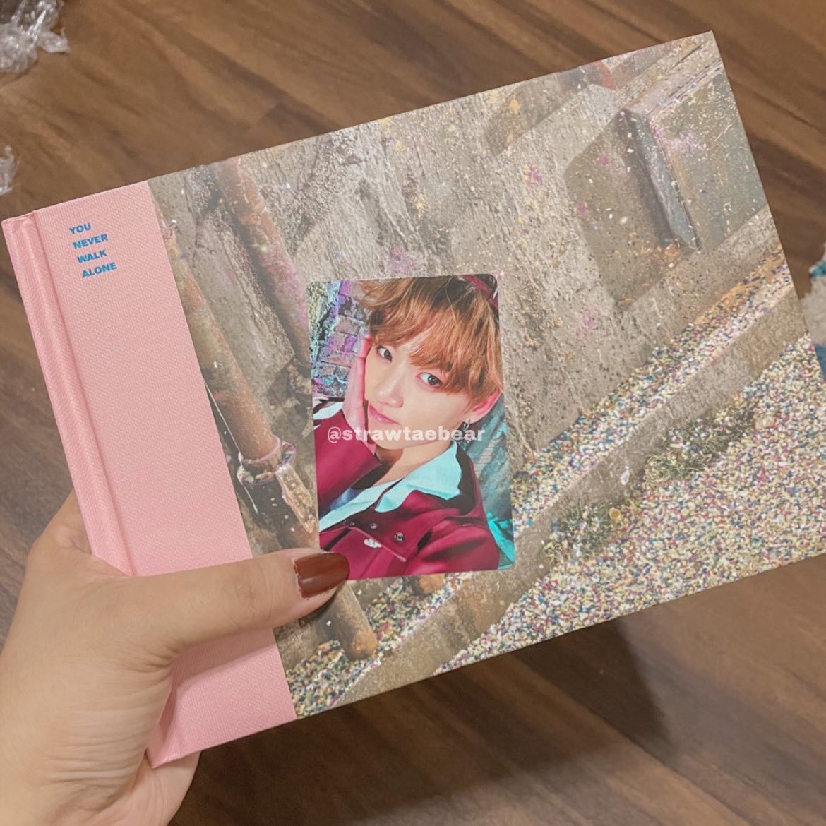strawtaekoo's tweet photo. Jungkook 🤩🤩 Pampa-happy! 😂 Yehessss! ✨ Probably the best freebies I got from a shop! High quality yung pictures and ang pogi ni Tae and Joonie talaga 😩😭 thanks, @modu_shoppe ✨ https://t.co/0MnjSgBQk1