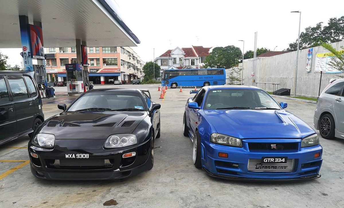Supra or R34? 🖤💙
