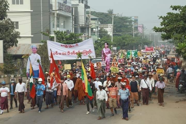 AKMyat274's tweet photo. Many residents, education family and engineer family from #YeOo Township, #Sagaing Region protested that against the Military Dictatorship today.
MANSLAUGHTER JUNTA
#WhatsHappeningInMyanmar🇲🇲
#Mar29Coup https://t.co/Nd65Fi9jot