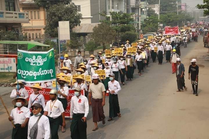 AKMyat274's tweet photo. Many residents, education family and engineer family from #YeOo Township, #Sagaing Region protested that against the Military Dictatorship today.
MANSLAUGHTER JUNTA
#WhatsHappeningInMyanmar🇲🇲
#Mar29Coup https://t.co/Nd65Fi9jot
