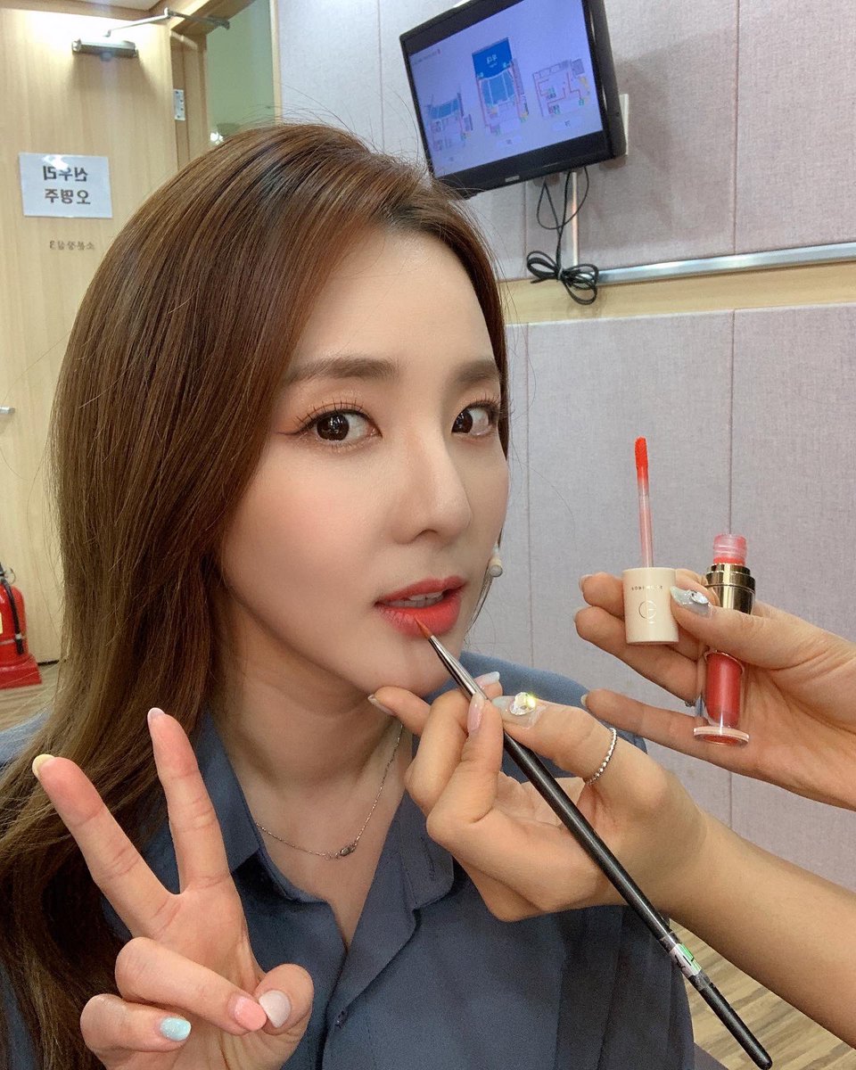 krungy21's tweet photo. 잠시후 #온에어 #비밀계약 3화에서 만나요~!!! 이제 무대 올라간당! 오늘은 립에 힘 좀 줬다!!! (왜?!) 😄 중간중간 수정을 못하는 공연이라 지속력이 생명임~ 💄👄 https://t.co/NSsZGpPosN