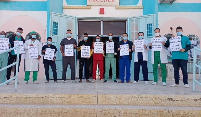 minochere's tweet photo. #البرمة 
وقفة احتجاجية بالمؤسسة العمومية للصحة الجوارية بالبرمة للمطالبة بمستحقاتهم المالية العالقة منذ 15شهر
#Borma #Ouargla 400KM de la wilaya d'Ouargla 
Staff Medical sit it , pour reclamer  les indemnités, prime, non paye , retard de paiement 
@Sante_Gouv_dz https://t.co/a42fbaTNiW