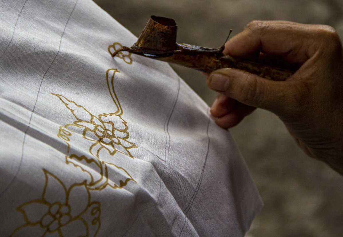 lunanguyenart's tweet photo. Learn to paint on fabrics using Batik art with me:
https://t.co/IZ2BvK0FZE
#batik #tjanting #indonesianart #lunanguyen #paintingcourseonline #skillshare #batikartwork #textiledesign #batikpainting #batikartist #createdesignonfabrics #howtopaintoncotton #silkpainting #paintings https://t.co/rPVkKI5Vmr