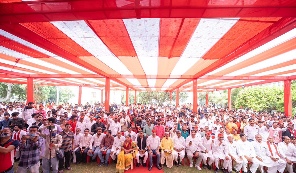 yadavakhilesh's tweet photo. सैफई में मनायी फूलों वाली होली... जिसमें रंग थे गुलों के और ख़ुशबू अपनेपन की! https://t.co/GRw1tvQA1U