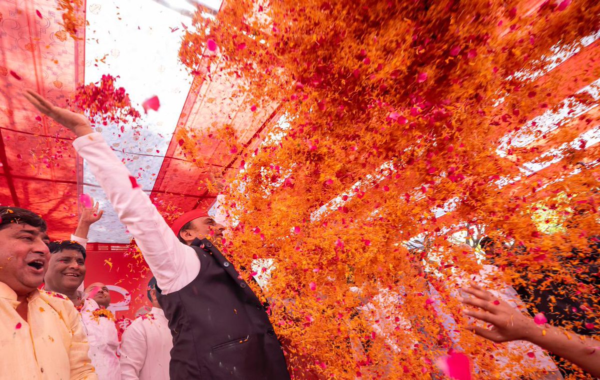yadavakhilesh's tweet photo. सैफई में मनायी फूलों वाली होली... जिसमें रंग थे गुलों के और ख़ुशबू अपनेपन की! https://t.co/GRw1tvQA1U