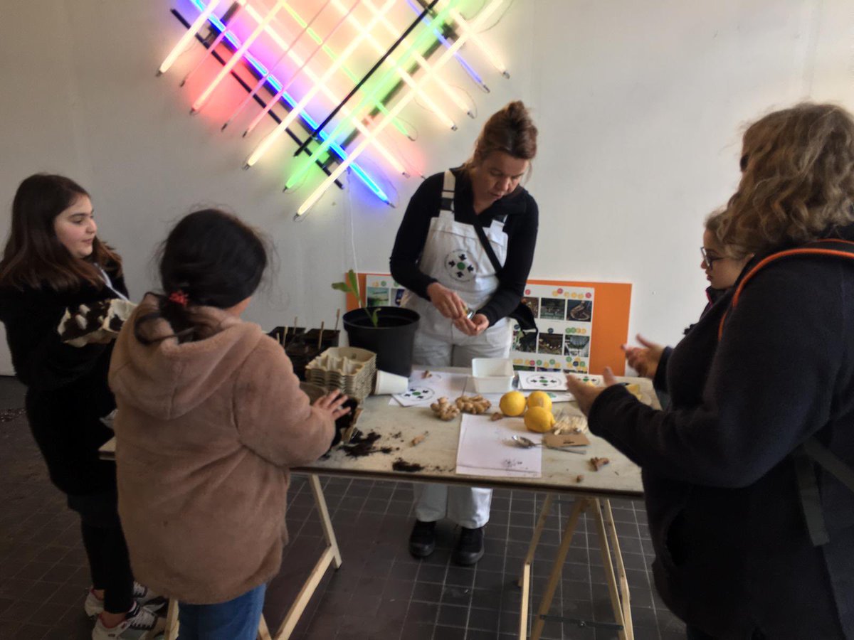 We kijken terug op een mooi weekend. Tijdens de Stadsnatuurdagen <a href="/HetOudeCentrum/">Wijkorganisatie Het Oude Centrum</a> kregen we veel bezoek zoals hier bij het weerstandsverhogend zaaigoed. Mooi! #stadslandbouw #denhaag #stadsnatuur